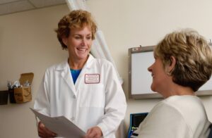 Médico analisando exames em consulta de segunda opinião
